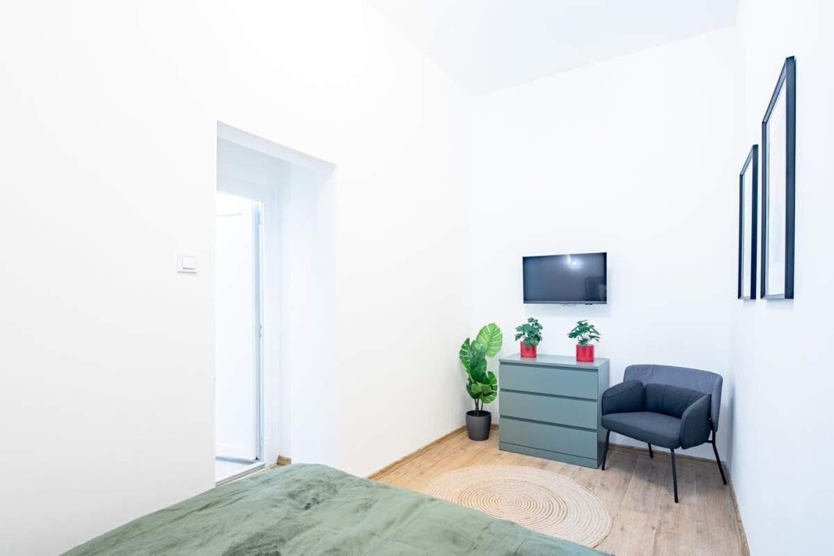Central - New - Comfy Ac Studio بودابست المظهر الخارجي الصورة